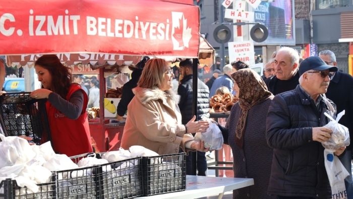 İzmit Belediyesi, kendi ürettiği mantarları vatandaşa dağıttı